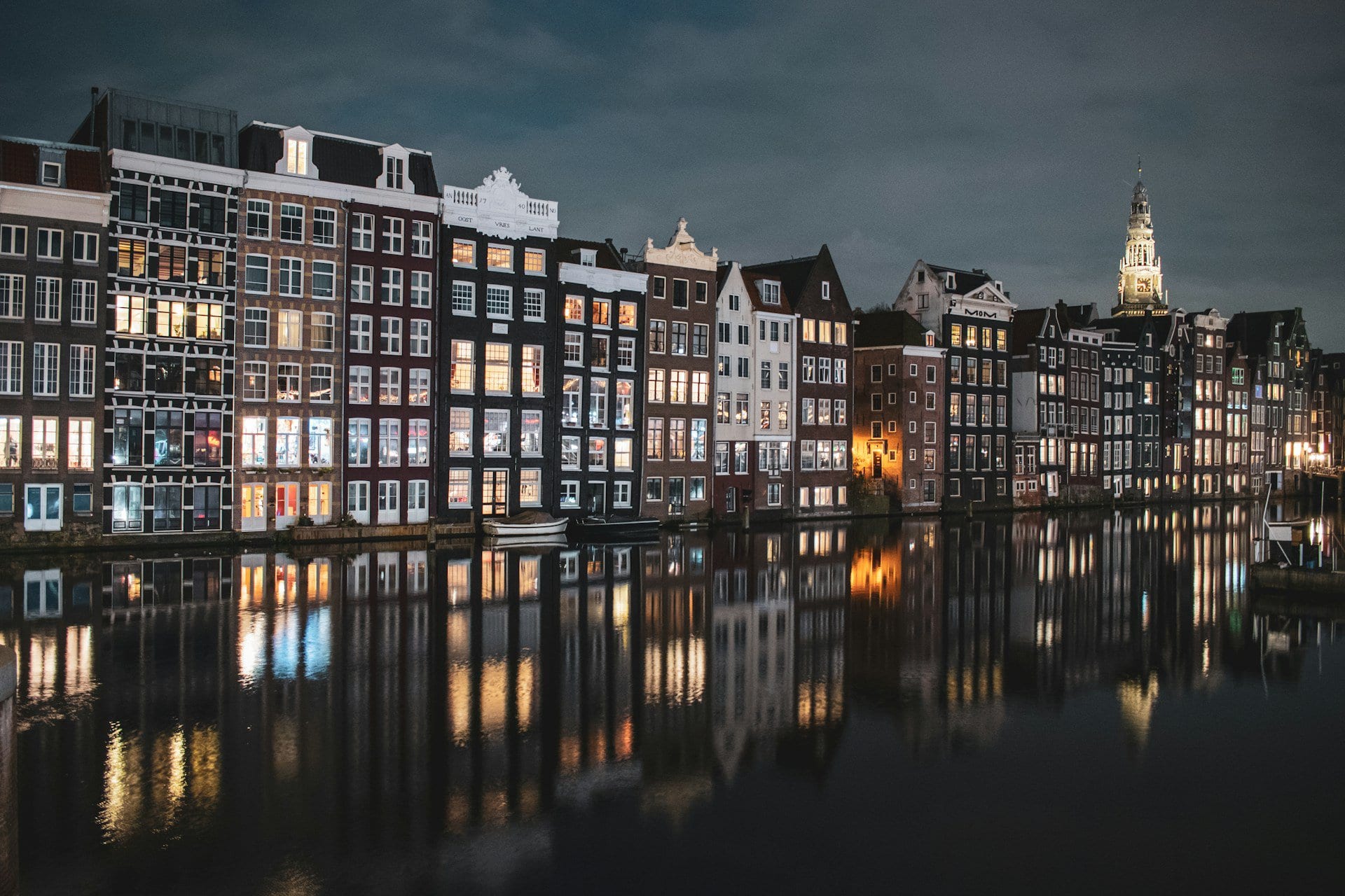 בתי התעלה באמסטרדם בלילה